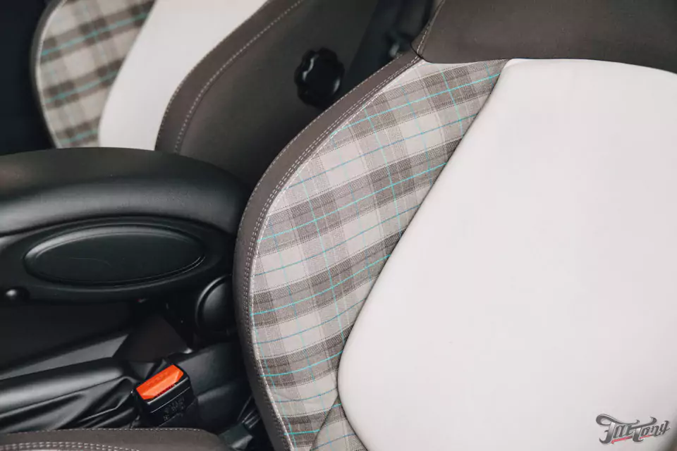 Оклеили Mini Cooper цветным полиуретаном, заменили хромированные детали, окрасили диски и суппорта, выполнили комплекс детейлинг-услуг и техническое обслуживание